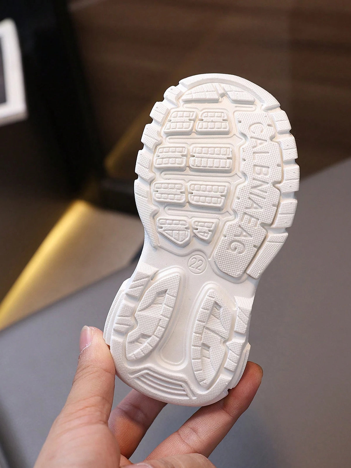 1pair Girls Soft Bottom Solid Color Mesh Fabric Sneakers, Button Decor, Breathable, Anti-Slip, Fashionable Baby Shoes For Spring Autumn