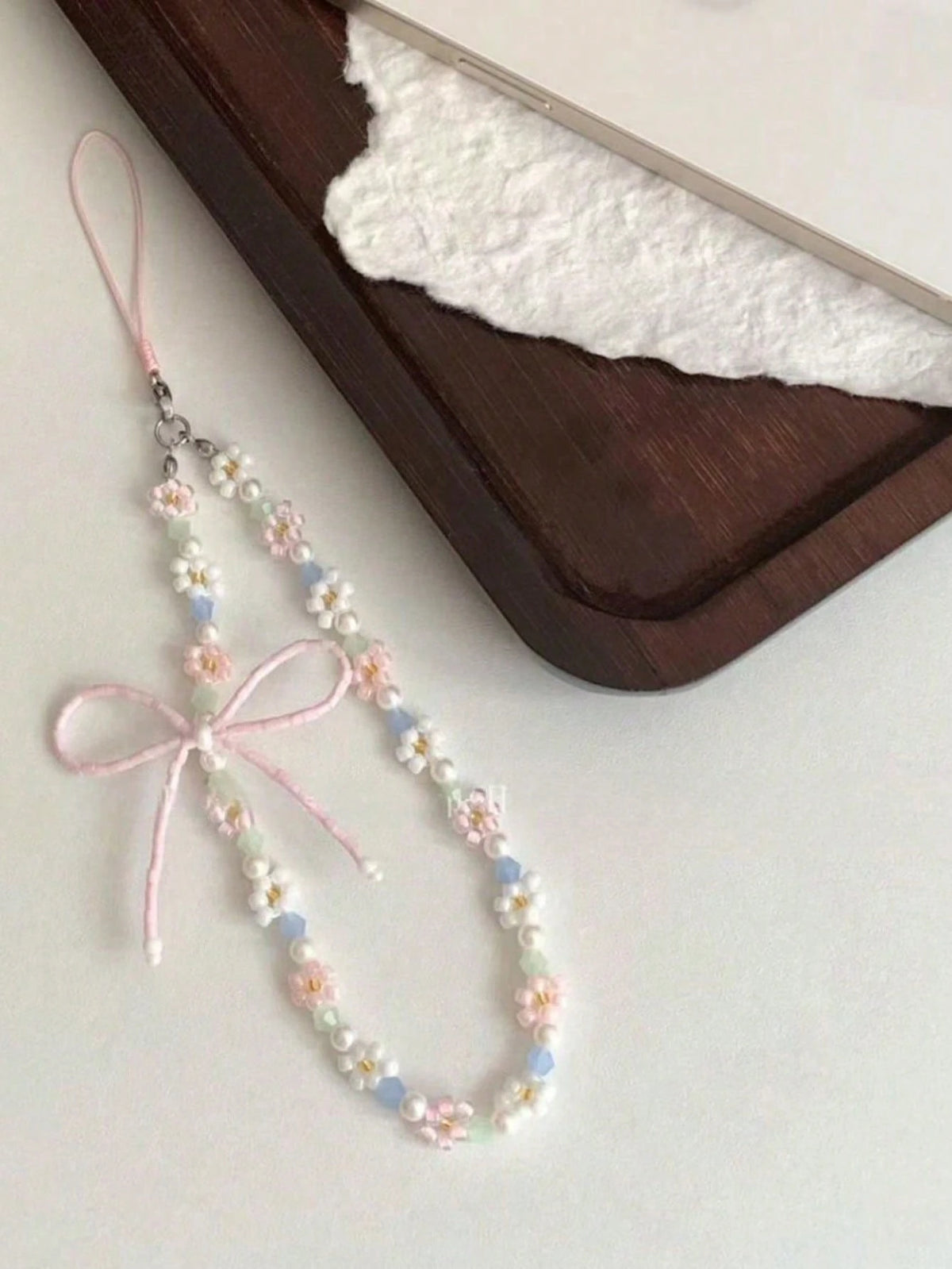 Y2K Cute Bowknot Flower Beaded Phone Lanyard Simplicity Short Phone Strap Style Phone Earphones Backpack Camera Chain Pendant Accessories Gifts For Mother, Family, Friends, Birthday, Holiday Phone Cha